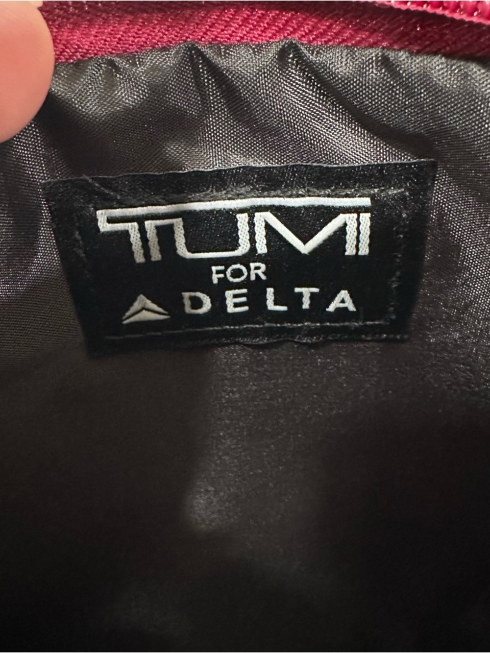 TUMI for Delta Premium Select Amenity Kit Maroon Zipper Pouch New With Band - Picture 5 of 10